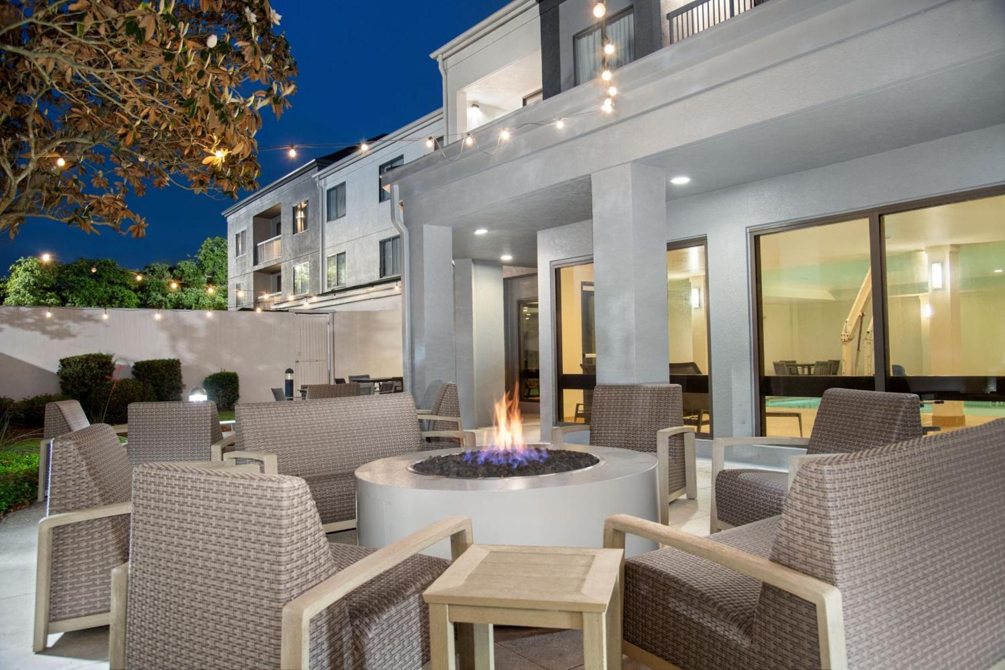 Отель Courtyard Lafayette Airport Экстерьер фото